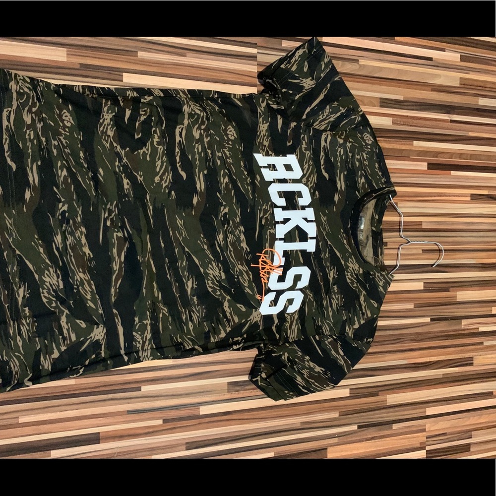 YRLA CAMO TEE